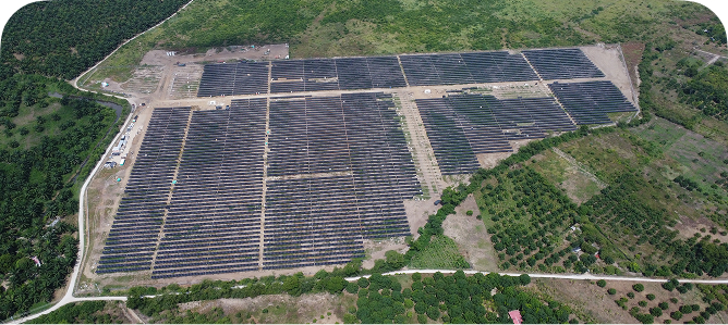 Paneles solares instalados sobre la cubierta de una empresa