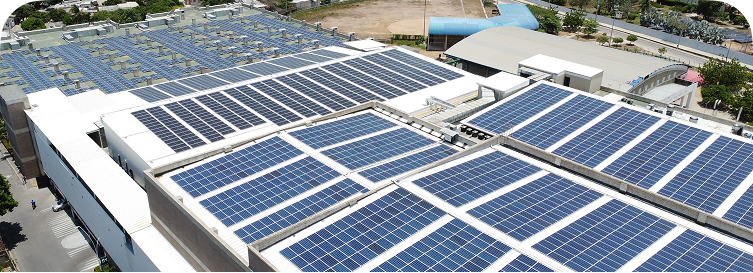 Paneles solares instalados sobre la cubierta de una empresa