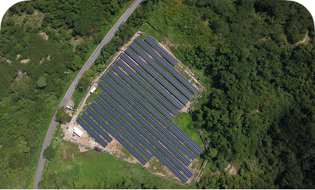 Paneles solares instalados sobre la cubierta de una empresa