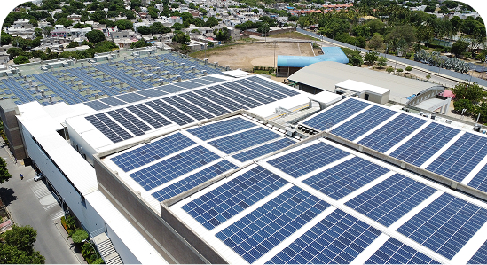 Paneles solares instalados sobre la cubierta de una empresa