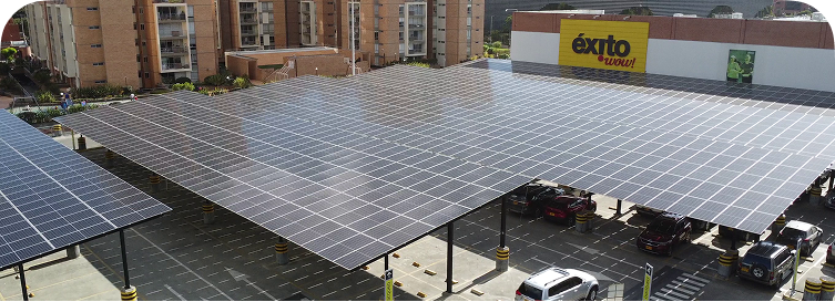 Paneles solares instalados sobre la cubierta de una empresa