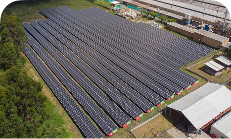 Paneles solares instalados sobre la cubierta de una empresa