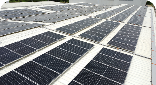 Paneles solares instalados sobre la cubierta de una empresa