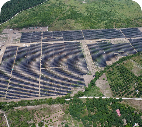 Paneles solares instalados sobre la cubierta de una empresa